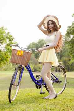 亚洲女人自行车