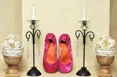 粉红色的婚礼鞋子蜡烛持有人地幔一块