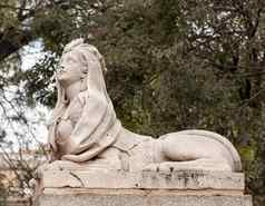 埃及女斯芬克斯石头雕像复古的公园马德里西班牙