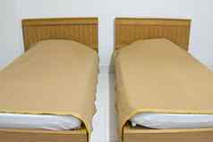 双胞胎棕色（的）床上毯子白色床垫酒店