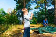 儿子帮助建立帐篷自然