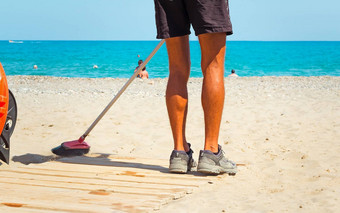 服务人员携带海滩清洁海可阿斯