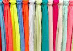 色彩斑斓的围巾市场意大利颜色纺织品