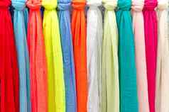 色彩斑斓的围巾市场意大利颜色纺织品