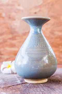 古董陶瓷花瓶木