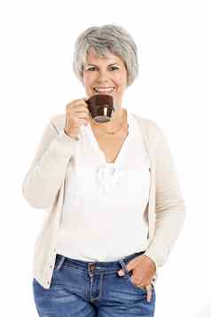 上了年纪的女人喝咖啡
