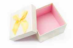 礼物盒子现在黄色的丝带孤立的白色背景