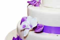 高婚礼蛋糕紫色的丝带花装饰