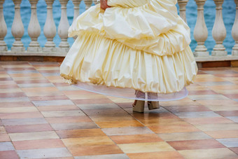 婚礼跳舞美丽的女人白色礼服新娘跳舞
