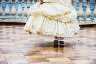 婚礼跳舞美丽的女人白色礼服新娘跳舞