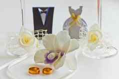 婚礼环白色兰花背景