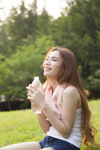 女人坐着休息锻炼