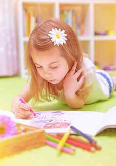 学龄前儿童女孩绘画色彩斑斓的铅笔