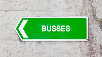 绿色标志公交车
