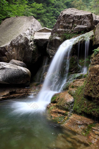 水瀑布级联yun-tai山中国
