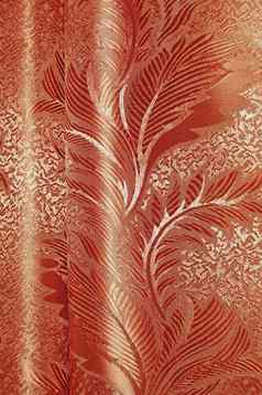 纹理红色的米色缎有图案的窗帘折叠