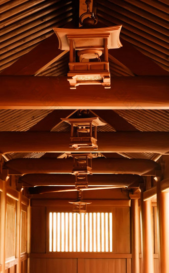中国人传统的木棕色（的）灯<strong>走廊</strong>