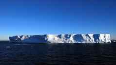 南极表格冰山浮动海洋完整的太阳