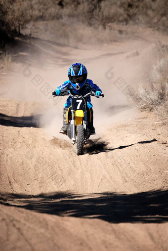摩托车骑手沙漠