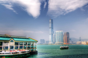 绿色渡船停泊维多利亚港在香港香港