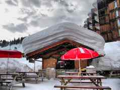 深雪屋顶山的小木屋小屋plagne