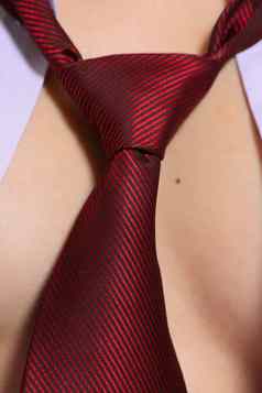 红色的领带露出女乳房