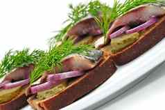三明治黑麦面包鲱鱼洋葱草本植物
