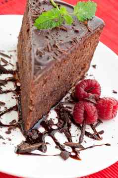片美味的巧克力蛋糕树莓薄荷