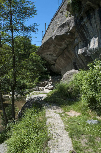 巨大的<strong>石头山</strong>