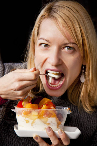 女人吃酸奶水果
