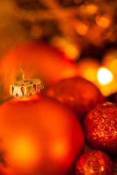 温暖的黄金红色的圣诞节烛光背景
