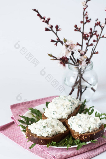 奶酪零食黑麦面包芝麻菜花束盛开的樱桃分支机构