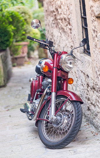 色彩鲜艳的摩托车停狭窄的中世纪的街