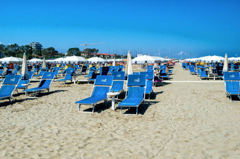 里米尼意大利9月色彩鲜艳的椅子海滩