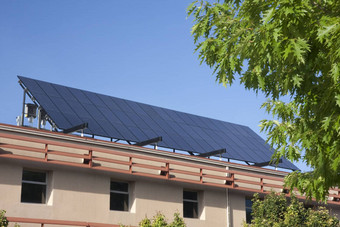 大太阳能面板建筑屋顶