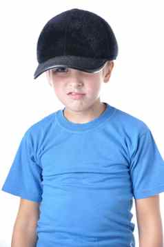 年轻的高加索人男孩穿棒球帽
