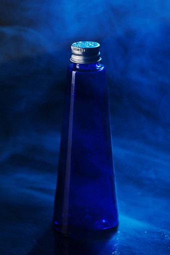 蓝色的瓶背景