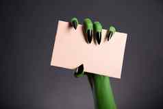 绿色怪物手锋利的指甲持有空白一块cardb