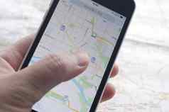 人检查智能手机全球定位系统(gps)导航器地图