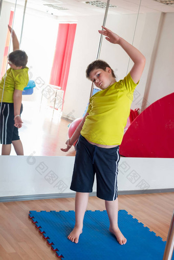 男孩锻炼健身房