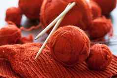 橙色编织品线程球篮子