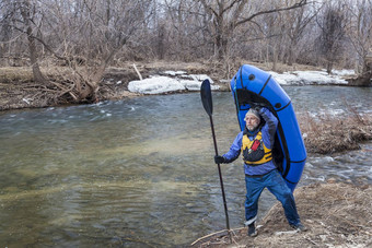 高级paddler携带packraft