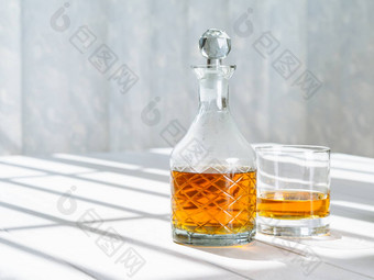 威士忌玻璃水瓶岩石玻璃窗口
