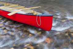 红色的独木舟浅河