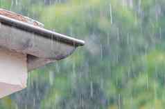 雨雨滴淋浴男孩