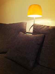 舒适的橙色灯舒适的沙发