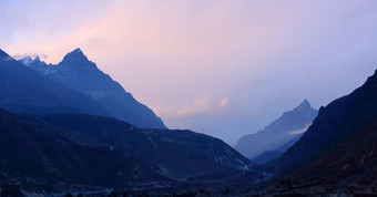 间隔拍摄日落山喜马拉雅山脉坦塞尔库Kantaiga