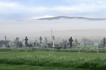 雾滚动墓地