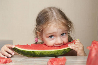 两岁的女孩吃西瓜快乐的脸