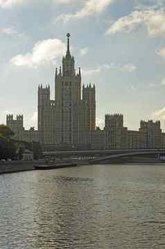 莫斯科城市中心高层建筑塔日出垂直